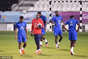 特朗普观看橄榄球赛被观众狂嘘 特朗普观看橄榄球赛被观众狂嘘